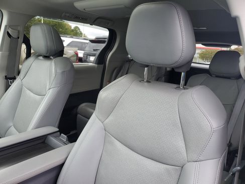 Used 2022 Toyota Sienna Limited image 20