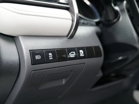 Used 2020 Toyota Camry SE FWD image 18
