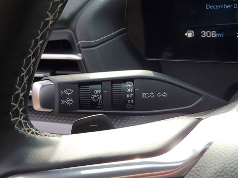 Used 2025 Chevrolet Traverse LT image 17