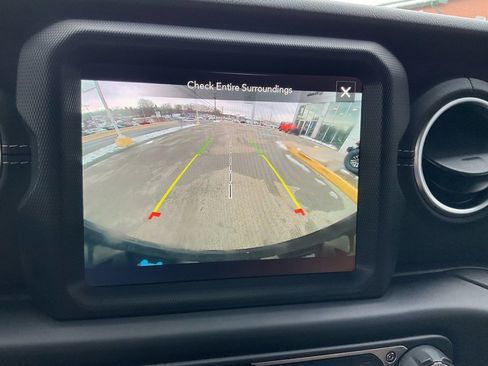 Used 2022 Jeep Wrangler Unlimited Sahara w/ Cold Weather Group image 9