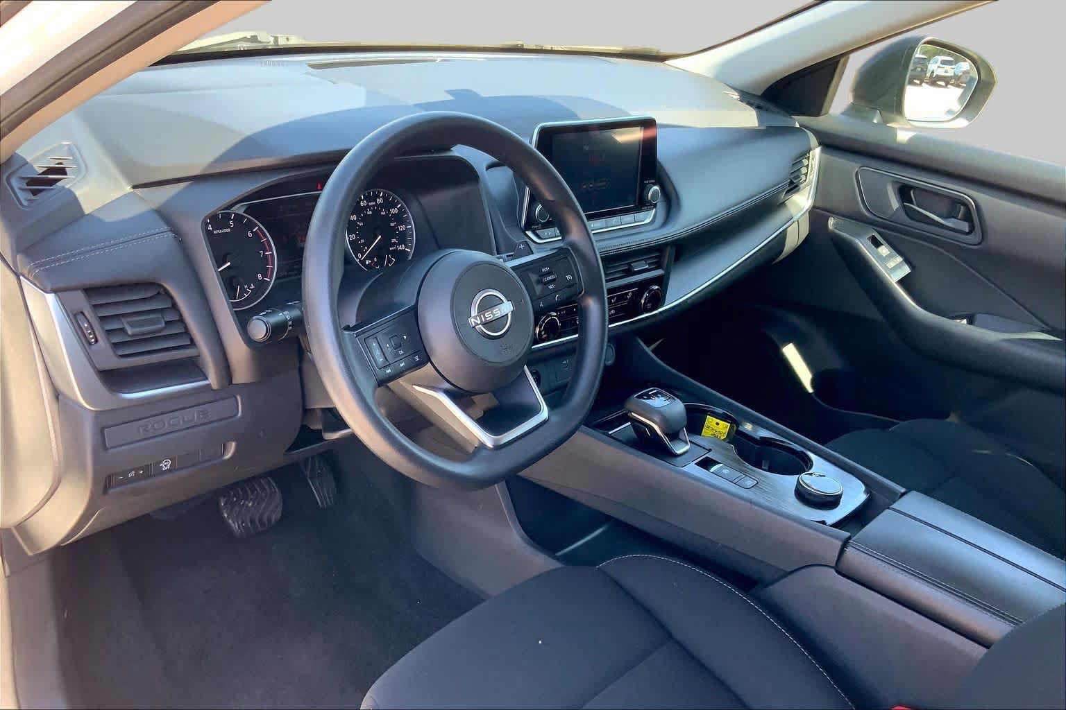 Used 2024 Nissan Rogue S AWD/4WD image 18