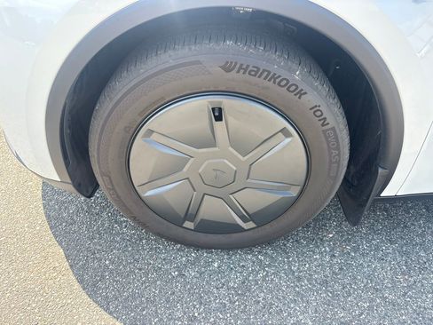 Used 2026 Tesla Model Y AWD image 10