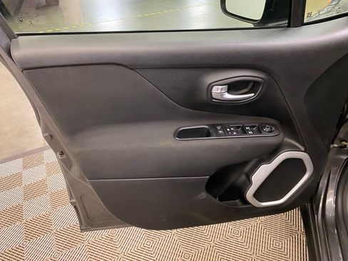 Used 2019 Jeep Renegade Latitude w/ Cold Weather Group AWD/4WD image 19