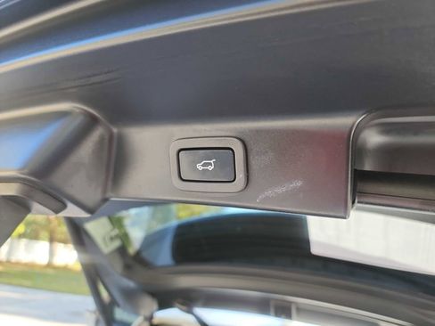 Used 2018 Jaguar F-PACE Premium image 37