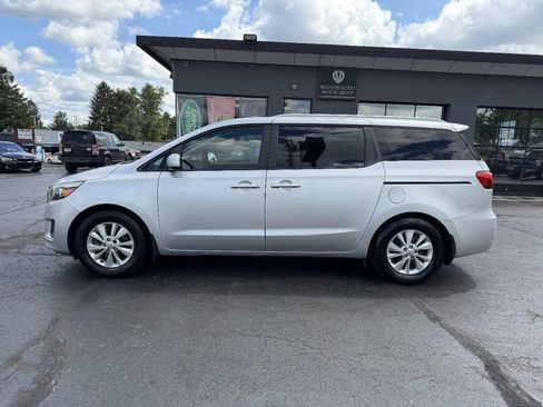 Used 2016 Kia Sedona LX w/ Option Group 020 FWD image 3