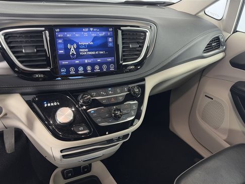Used 2019 Chrysler Pacifica Limited w/ Advanced Safetytec Group FWD image 4