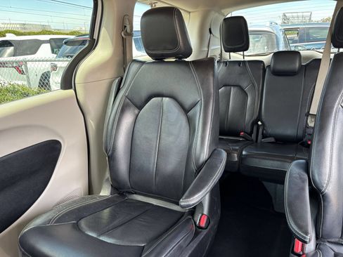 Used 2022 Chrysler Pacifica Touring-L FWD image 42