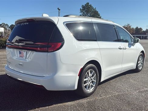 Used 2022 Chrysler Pacifica Touring-L image 8