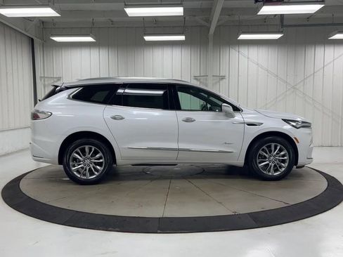 Used 2023 Buick Enclave Avenir image 9