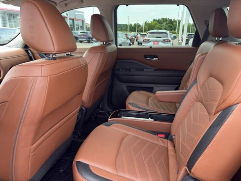 Used 2023 Nissan Pathfinder Platinum FWD image 10