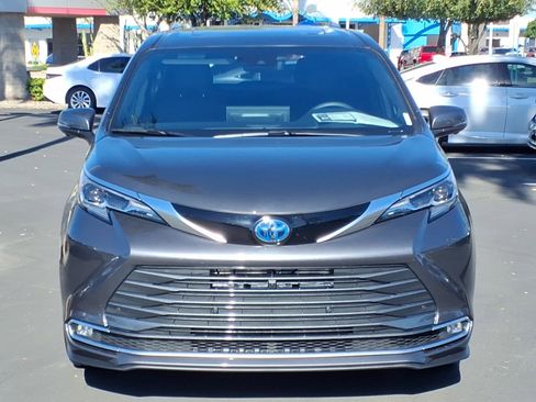 Used 2025 Toyota Sienna Platinum image 2