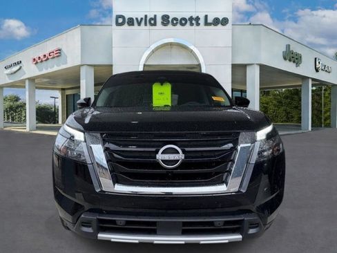 Used 2025 Nissan Pathfinder Platinum w/ Cargo Package FWD image 2