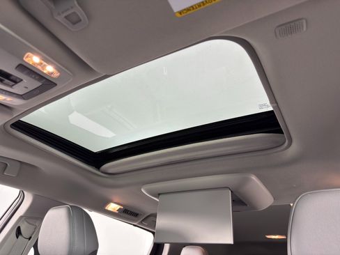 Used 2024 Toyota Sienna Limited image 12