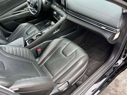 Used 2025 Hyundai Elantra Limited FWD image 10