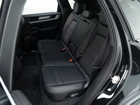 Certified 2025 Porsche Cayenne image 29
