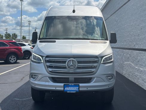 Used 2020 Mercedes-Benz Sprinter 2500 w/ Windows All Around Package image 6