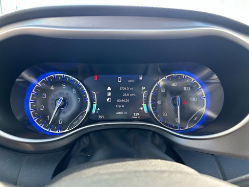 Used 2023 Chrysler Pacifica Touring-L FWD image 10