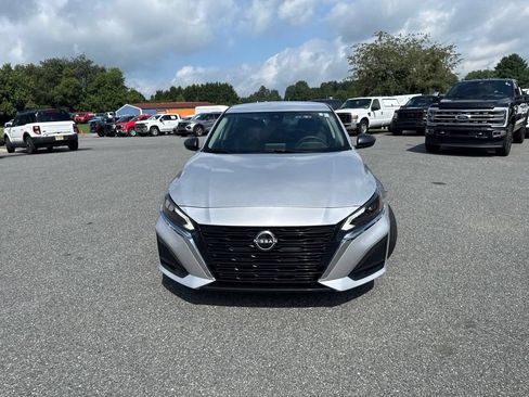 Used 2024 Nissan Altima 2.5 SV FWD image 2