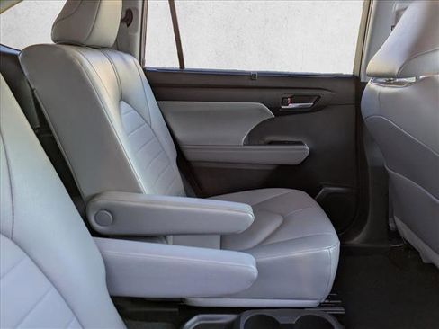 Used 2023 Toyota Highlander XLE image 22