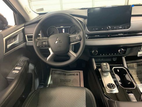 New 2025 Mitsubishi Outlander ES image 4