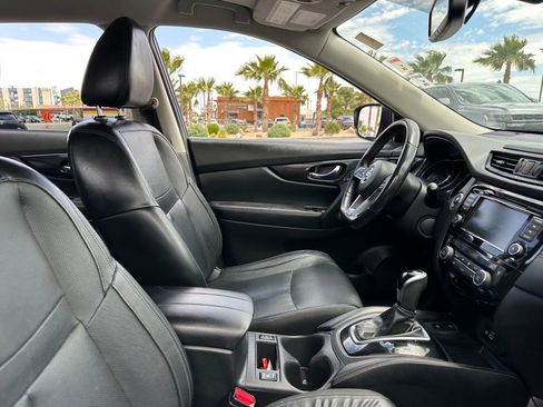 Used 2018 Nissan Rogue SL w/ Premium Package FWD image 29