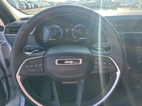 Used 2024 Jeep Grand Cherokee Altitude image 11