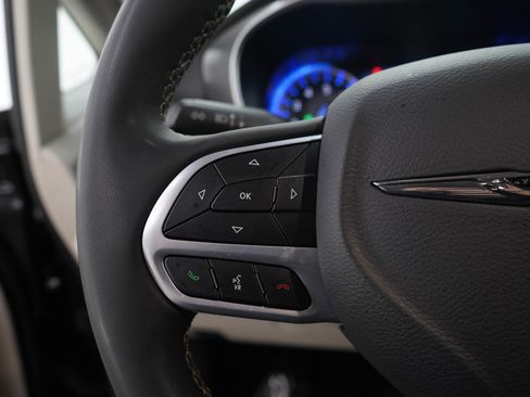 Used 2023 Chrysler Pacifica Touring-L FWD image 28