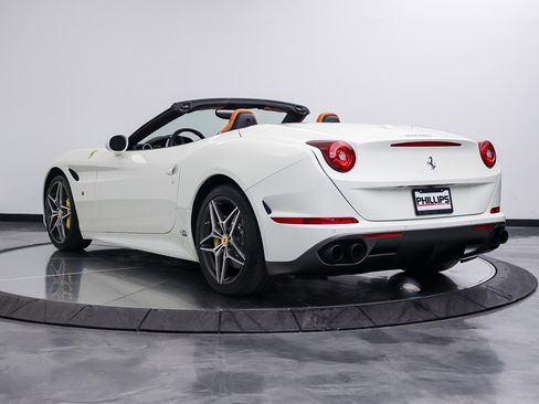 Used 2017 Ferrari California T RWD image 19