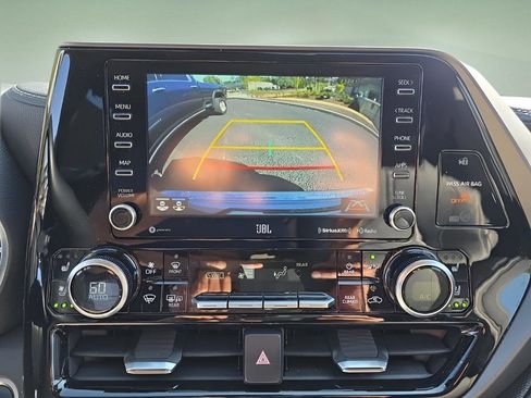 Used 2020 Toyota Highlander Limited image 14