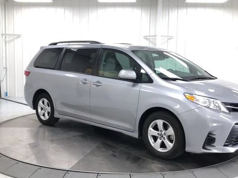 Used 2018 Toyota Sienna LE FWD image 2