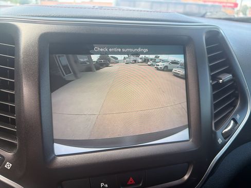 Used 2020 Jeep Cherokee Trailhawk AWD/4WD image 23