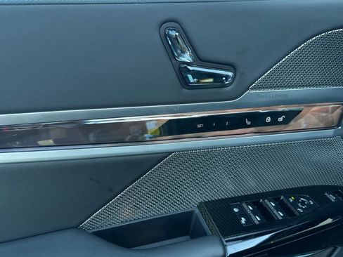 Certified 2023 BMW 760i xDrive w/ Executive Package image 12