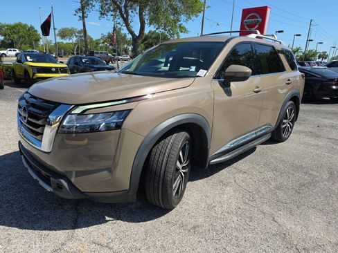 Certified 2023 Nissan Pathfinder Platinum w/ Cargo Package AWD/4WD image 4