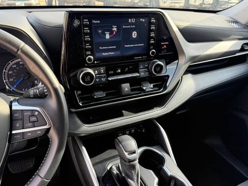 Used 2021 Toyota Highlander LE FWD image 20