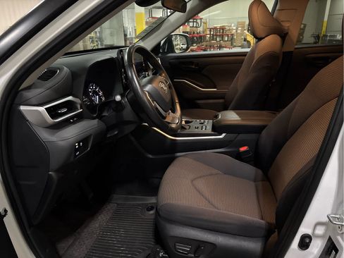 Used 2023 Toyota Highlander LE AWD/4WD image 9