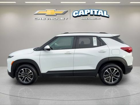 Used 2025 Chevrolet TrailBlazer LT AWD/4WD image 2