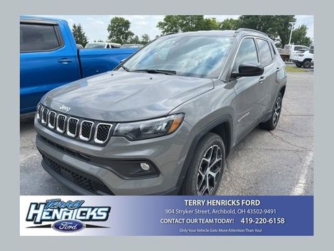 Used 2024 Jeep Compass Latitude AWD/4WD image 1