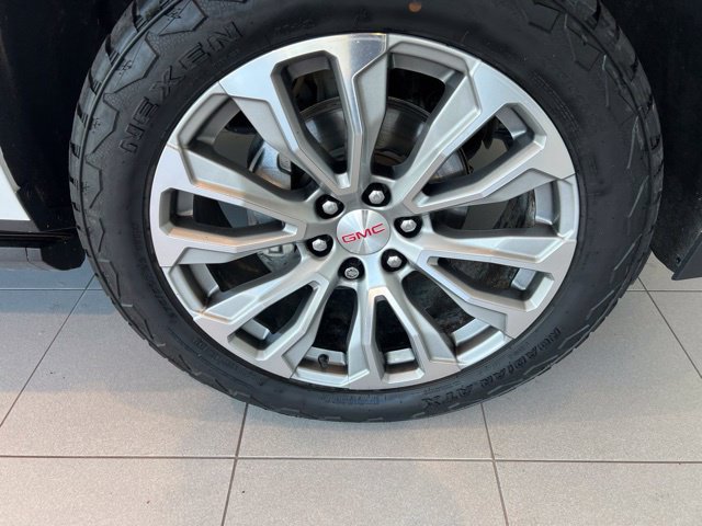 Used 2021 GMC Yukon Denali w/ Denali Premium Package AWD/4WD image 11