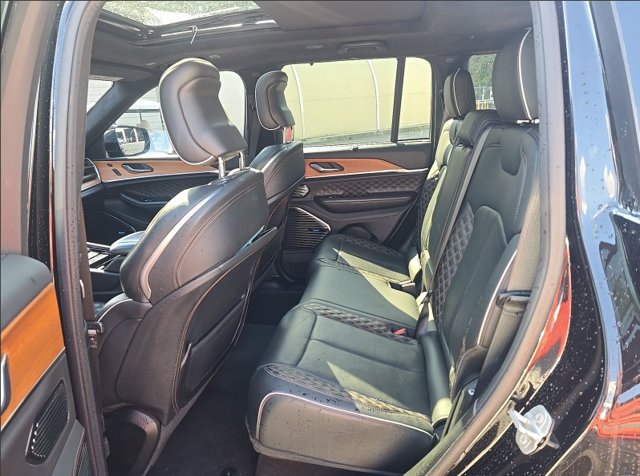 Used 2022 Jeep Grand Cherokee Summit AWD/4WD image 10