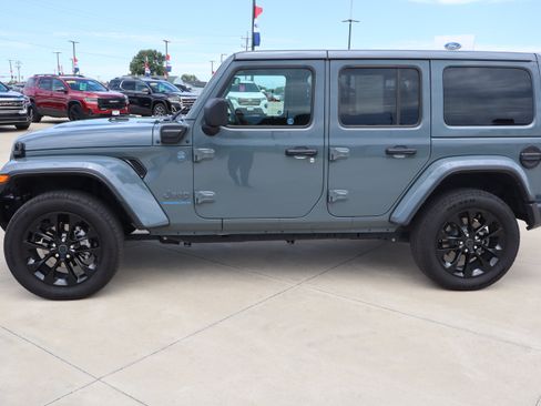 Used 2025 Jeep Wrangler Unlimited Sahara w/ Safety Group AWD/4WD image 8