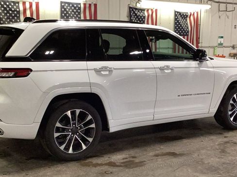 Used 2023 Jeep Grand Cherokee Overland w/ Luxury Tech Group IV AWD/4WD image 19