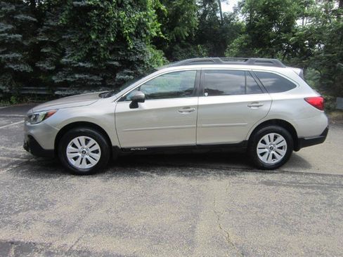 Used 2018 Subaru Outback 2.5i Premium AWD/4WD image 2