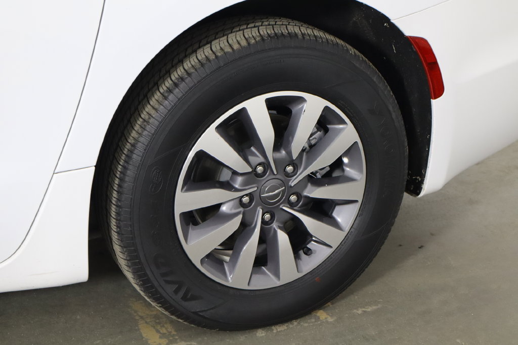 Used 2024 Chrysler Pacifica Limited FWD image 40