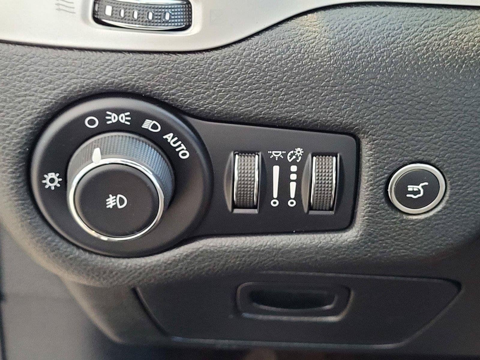 Used 2018 Jeep Cherokee Trailhawk w/ Comfort/Convenience Group AWD/4WD image 17