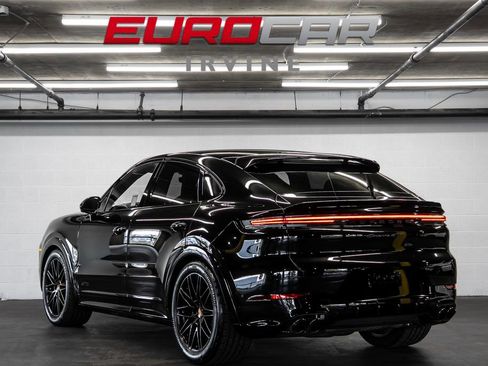 Used 2025 Porsche Cayenne GTS AWD/4WD image 3