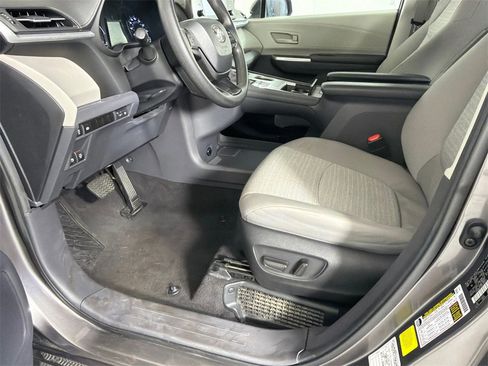 Used 2024 Toyota Sienna LE image 9