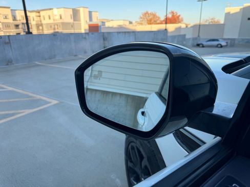 Used 2018 Land Rover Discovery Sport HSE image 11