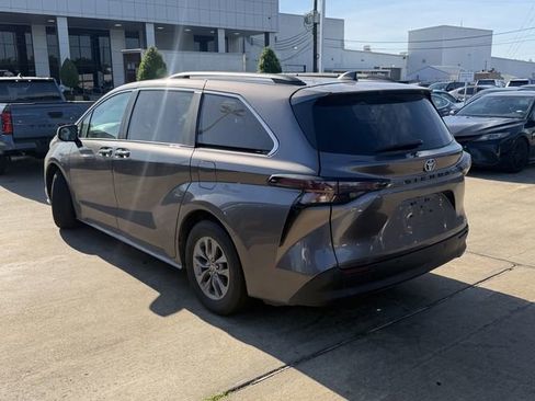 Used 2023 Toyota Sienna XLE FWD image 7