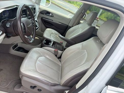 Used 2019 Chrysler Pacifica Touring-L FWD image 11