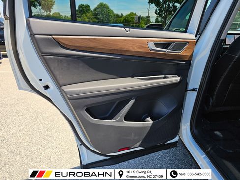 Used 2024 Volkswagen Atlas SE w/ Panoramic Sunroof Package FWD image 15